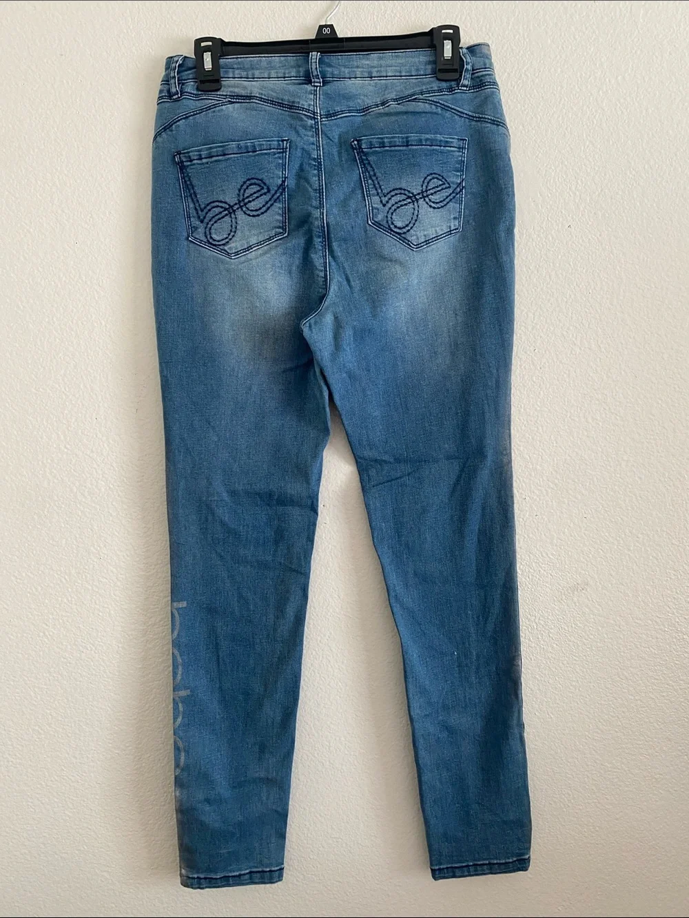 BEBÉ  Skinny Jeans in Faded Blue Stretch. Size 29